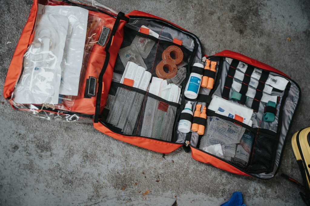 Kit di emergenza per la casa: la lista completa per 72 ore (base, consigliato, avanzato) Kit di emergenza aperto con torcia, kit pronto soccorso e attrezzatura